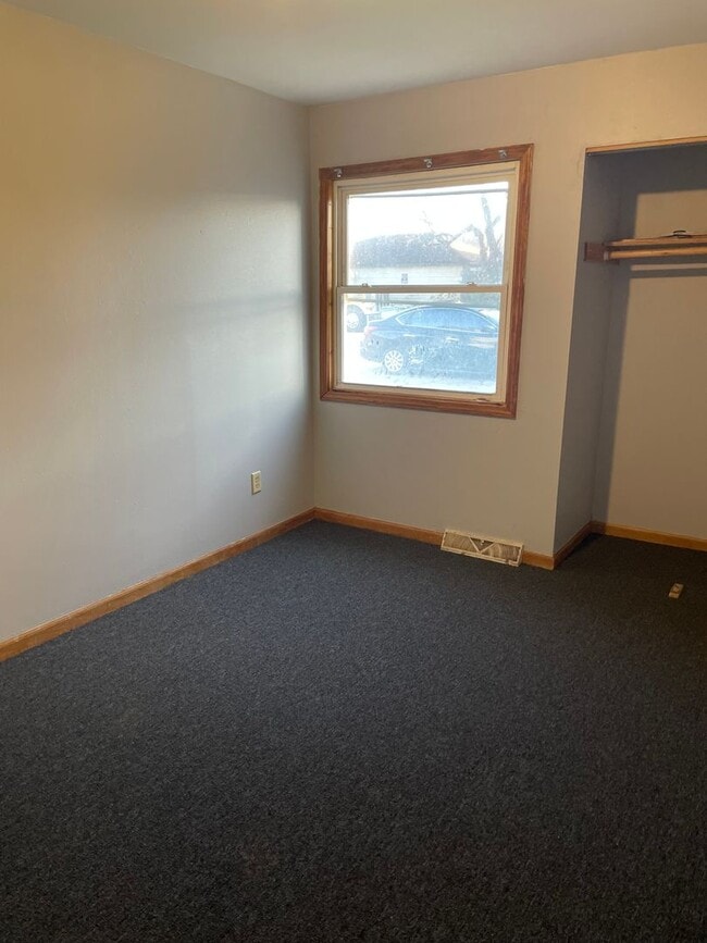 Building Photo - 8809 W Villard Ave