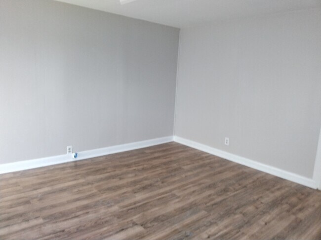 Building Photo - 295 Center St