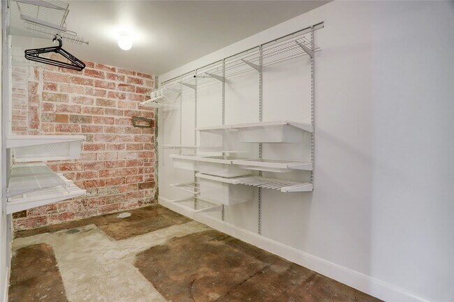 Building Photo - 915 N San Jacinto St