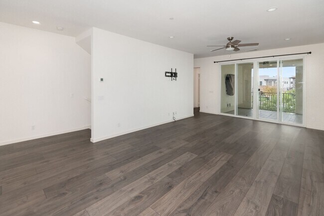 Building Photo - 4 Bedroom, 3 and 1/2 Bath Townhome in the Great Park