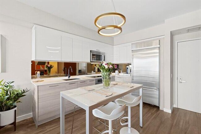 Building Photo - 1300 Brickell Bay Dr