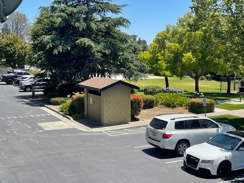 Tennis courts and basketball - 801 Nash Rd