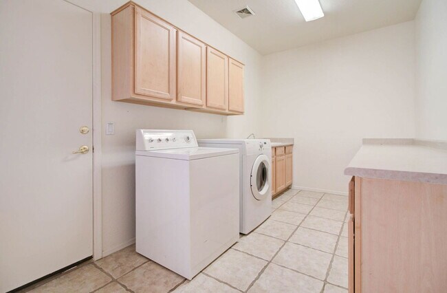 Building Photo - 2026 E County Down Dr