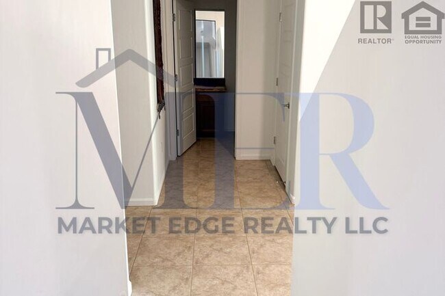 Building Photo - 4Bed/4Bath House w/2 Car Gar in Tucson! $1...