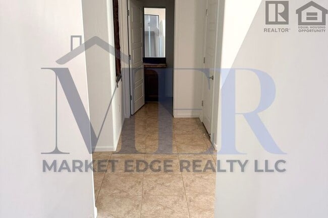 Building Photo - 4Bed/4Bath w/2 Car Gar-Tucson! $199 MOVE-I...