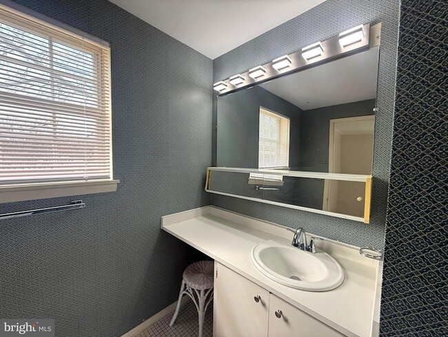 Building Photo - 1 Crotona Ct