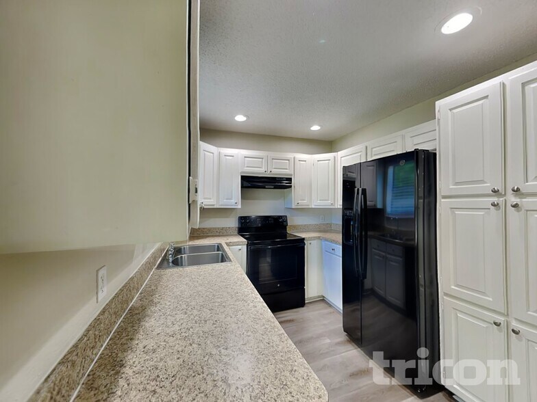 Building Photo - 615 Sherman Dr