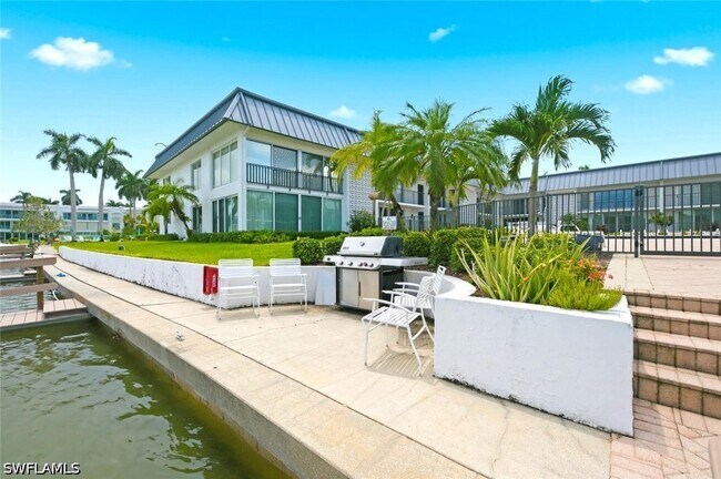 Building Photo - 333 Harbour Dr
