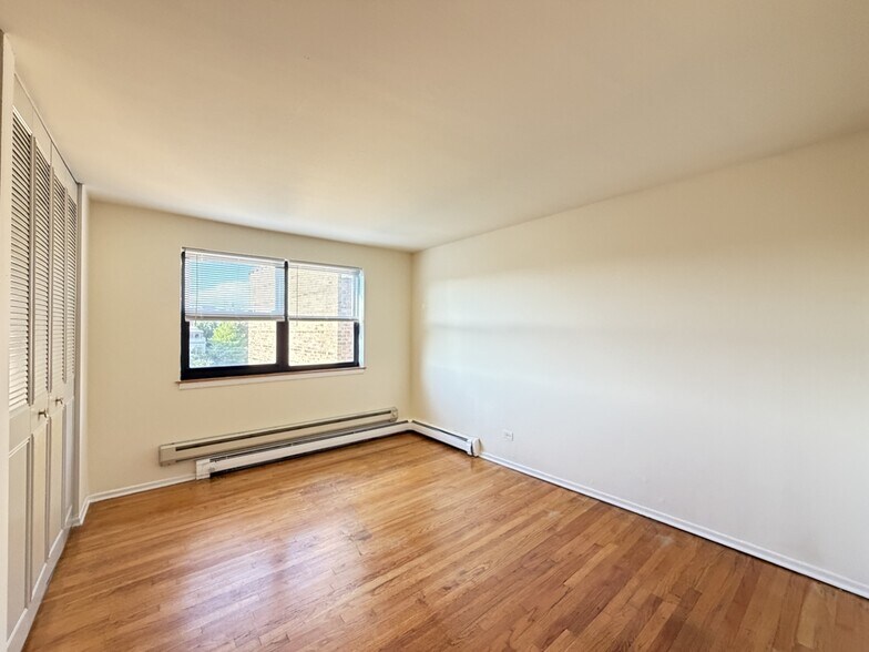 Building Photo - 675 W Wrightwood Ave