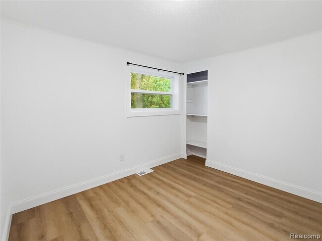 Building Photo - 2124 Bernice Ave