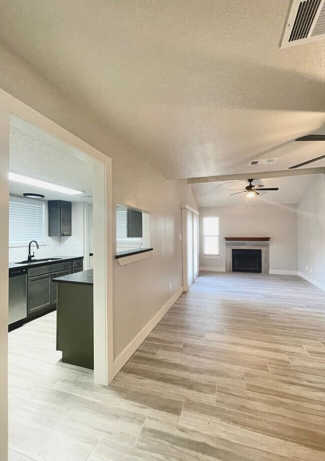 Building Photo - 1226 Royal Crest Dr