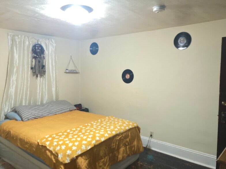 Master bedroom - 224 W Main St