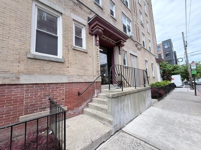 Building Photo - 533 Monroe St