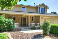 Building Photo - Beautiful 4 Bedroom, 2.5 Bath home in SE B...