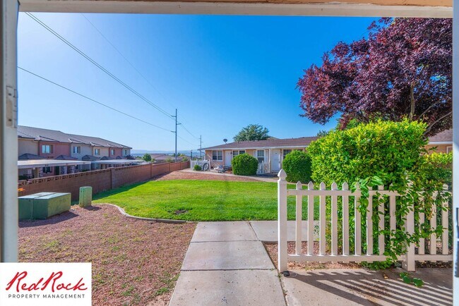 Building Photo - Charming 2 Bed / 1 Bath Apartment in a Prime Location