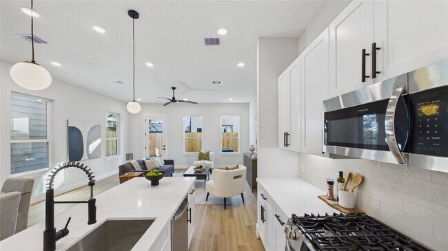 Building Photo - 5027 Golden Forest Dr