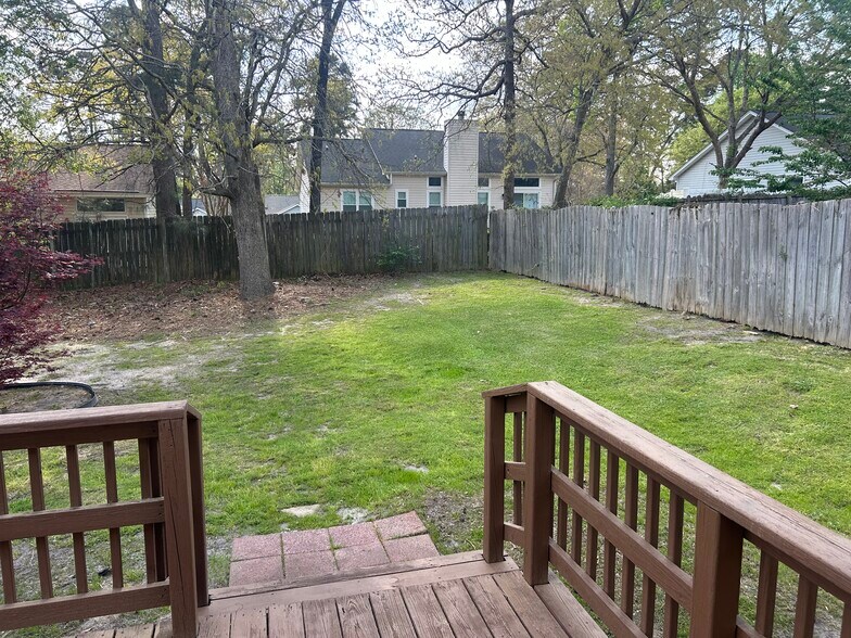 Building Photo - 151 Whispering Glen Cir