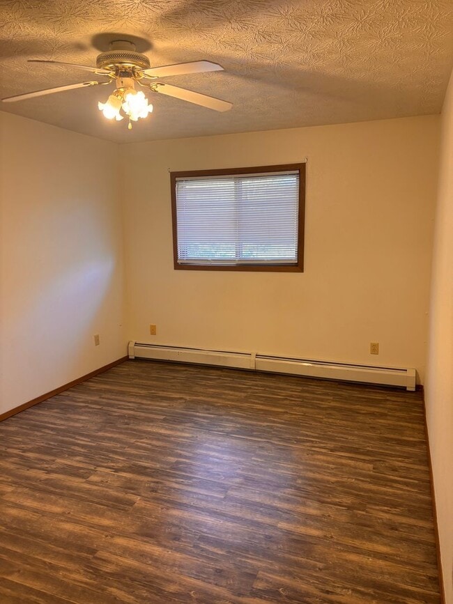 Building Photo - Wonderful 2 Bedroom Condo With In-Unit Was...