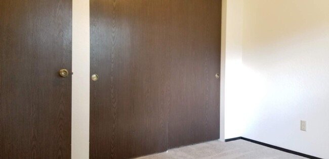 Building Photo - Move in ready - 2 bedroom 1 bath - No pets