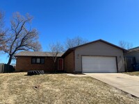 Building Photo - 3 bedroom 2 bath freshly painted and new f...