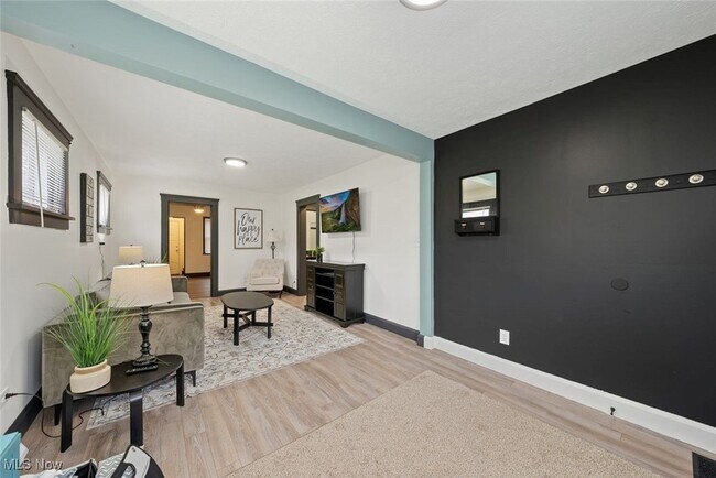 Building Photo - 27279 Dunford Rd