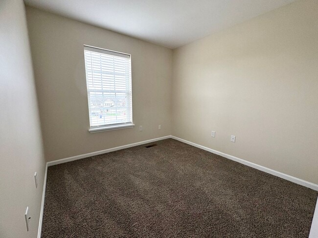 Building Photo - 3 Bedroom 2.5 Bathroom in York!