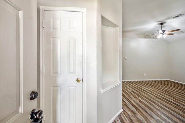 Building Photo - Bright and Beautiful Open-Concept Home!