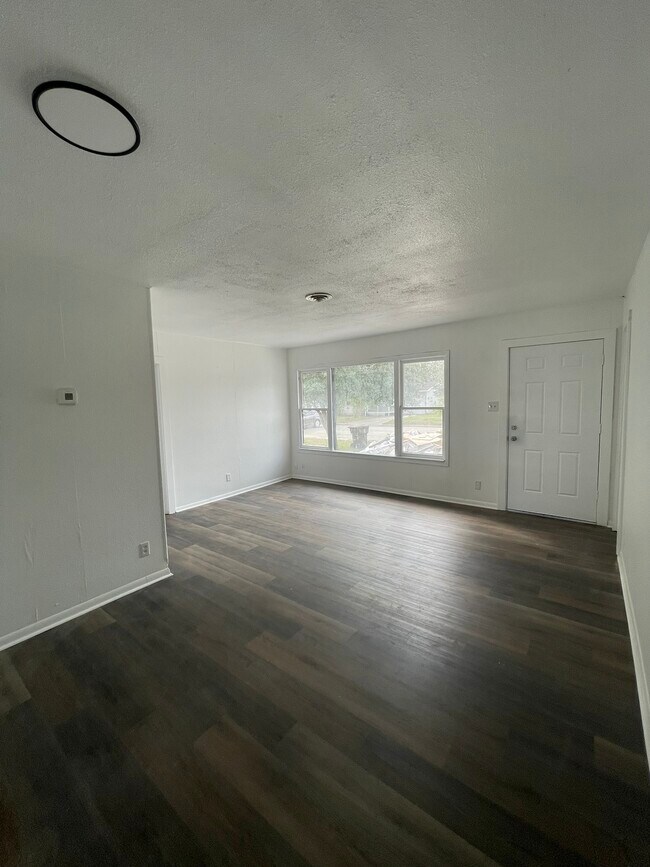 Building Photo - 602 S Wanda Dr