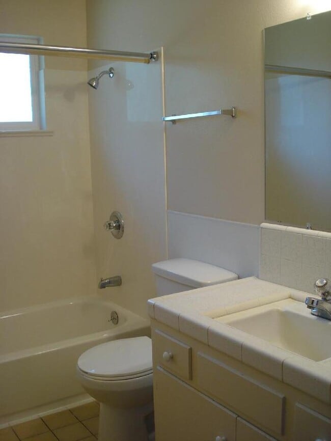 Building Photo - Very Cute 2/1 Duplex on Quiet Street in Sacramento-5402 Mona Way