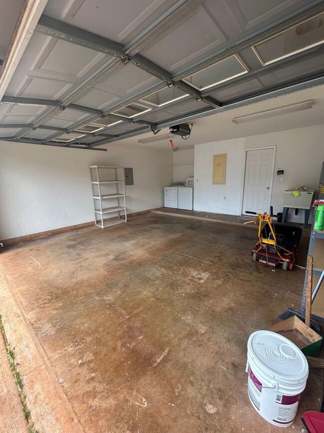 Building Photo - Beautiful & Spacious 5-Bedroom, 4-Bath Sin...