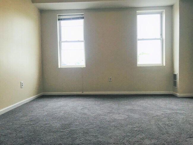 Building Photo - Gorgeous 6-Bedroom Townhouse One Block fro...