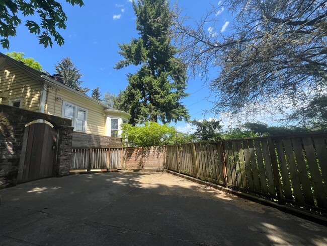 Building Photo - Charming 3 Bed 3.5 Bath home in Southwest ...