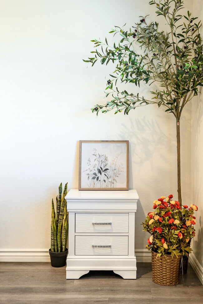 Building Photo - 734 Claraday St