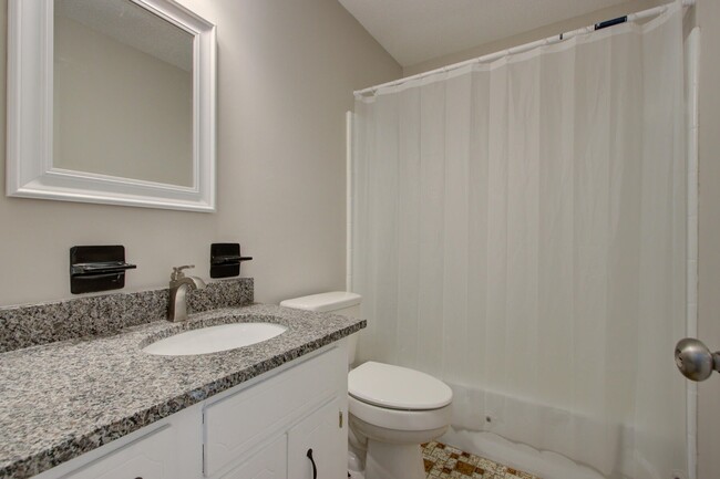 Building Photo - 105 Wadmalaw Cir