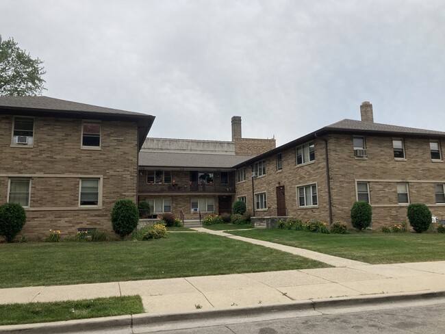 Primary Photo - 4000 N Farwell Ave