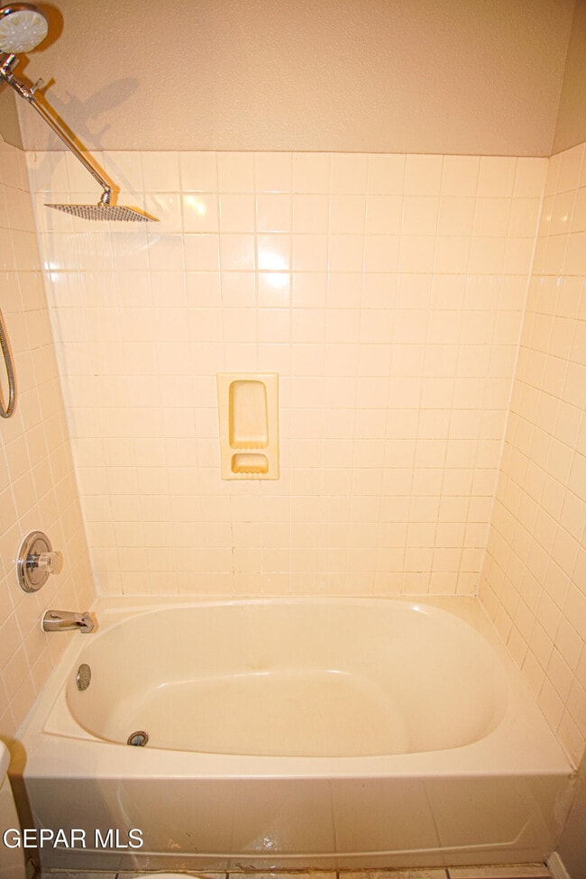 Building Photo - 13944 Roslyn Dr