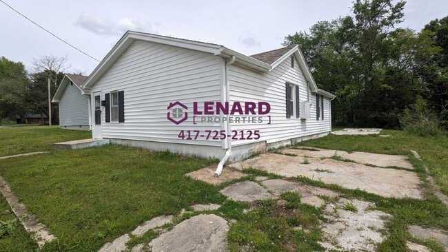 Building Photo - 446 N Claud Ave