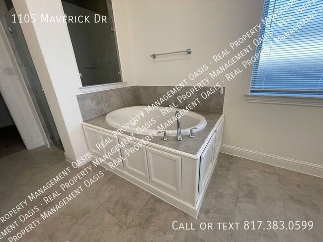 Building Photo - 1105 Maverick Dr
