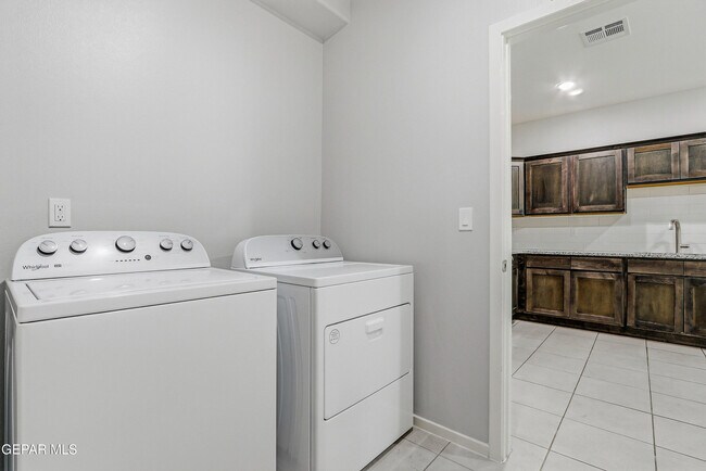 Building Photo - 11500 Summer Dr