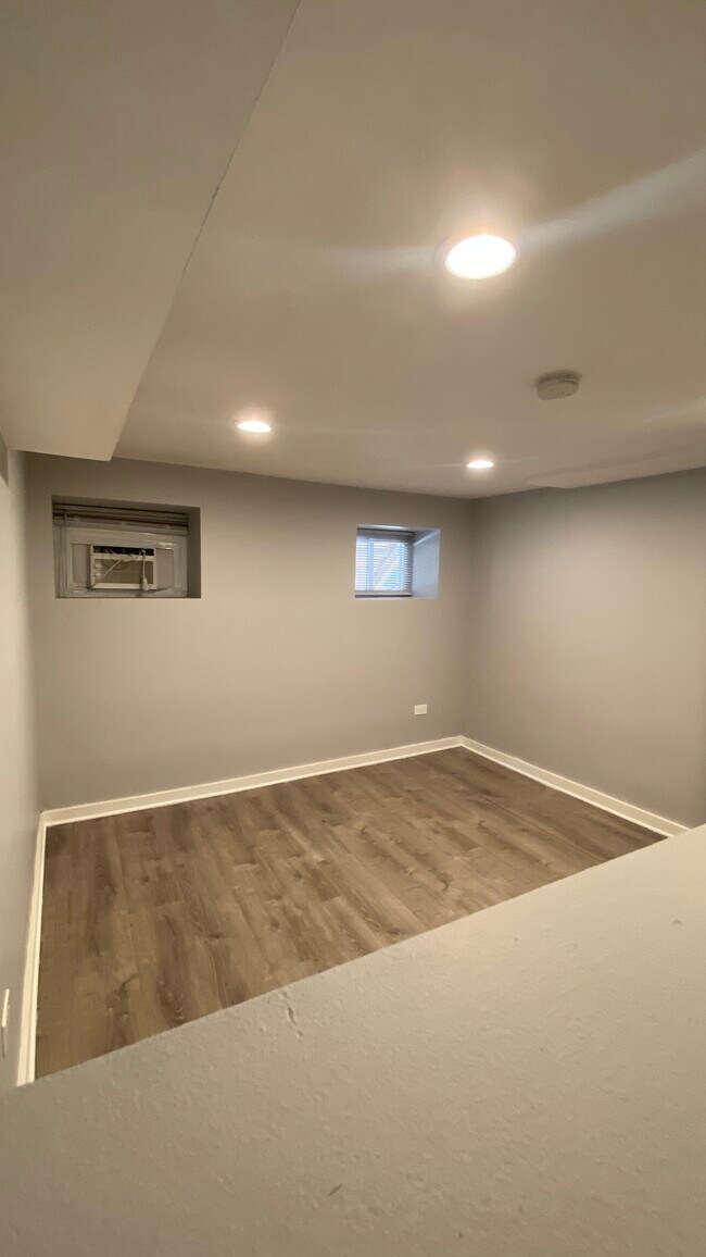 Room - 1475 W Huron St