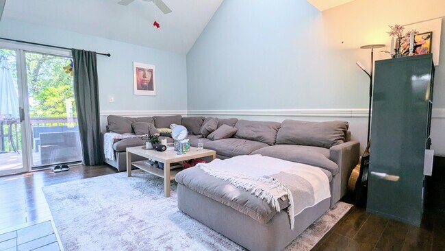Building Photo - 319 Doral Ct