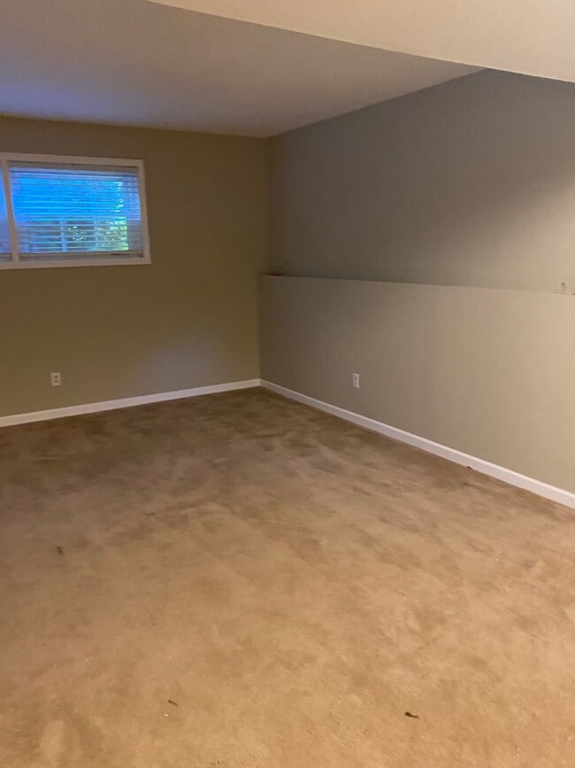 Building Photo - Single Family Home in Quiet Neighborhood