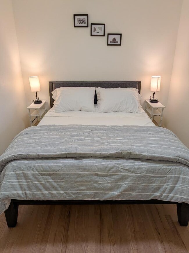 Building Photo - 425 Manhattan Dr