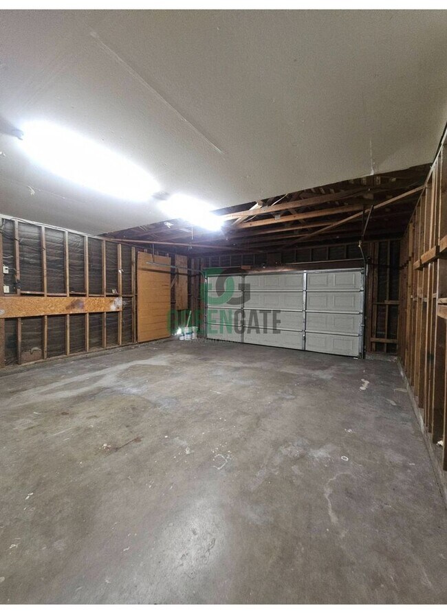 Building Photo - 3 BEDROOM 2 BATH HOME MOVE IN READY IN MOD...