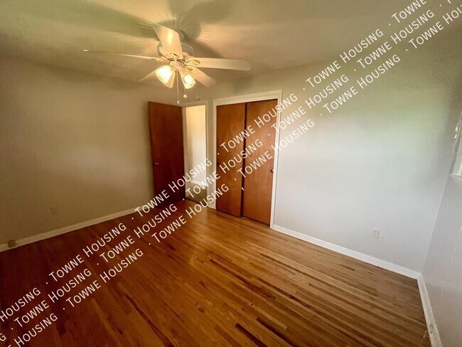 Building Photo - 493 Northfield Dr