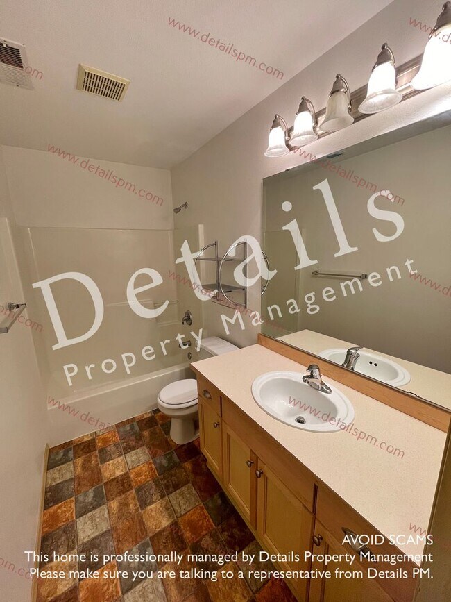 Building Photo - 3 Bedroom Townhouse in Central Kitsap!