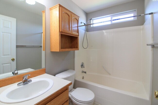 Building Photo - 4 Bed/3 Bath South Richland Home