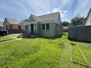 Building Photo - 1071 N Avalon St