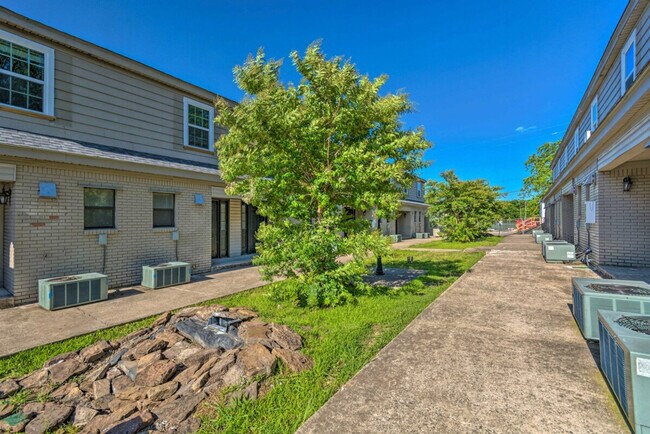 Building Photo - 806 S Elm St