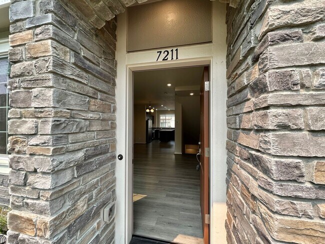 Building Photo - Stunning 2 Bed, 2.5 Bath Craftsman Townhome with Community Amenities!
